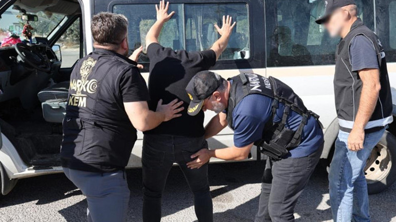 Mersinde dronla takip edilen minibüsten 35 kilo uyuşturucu çıktı