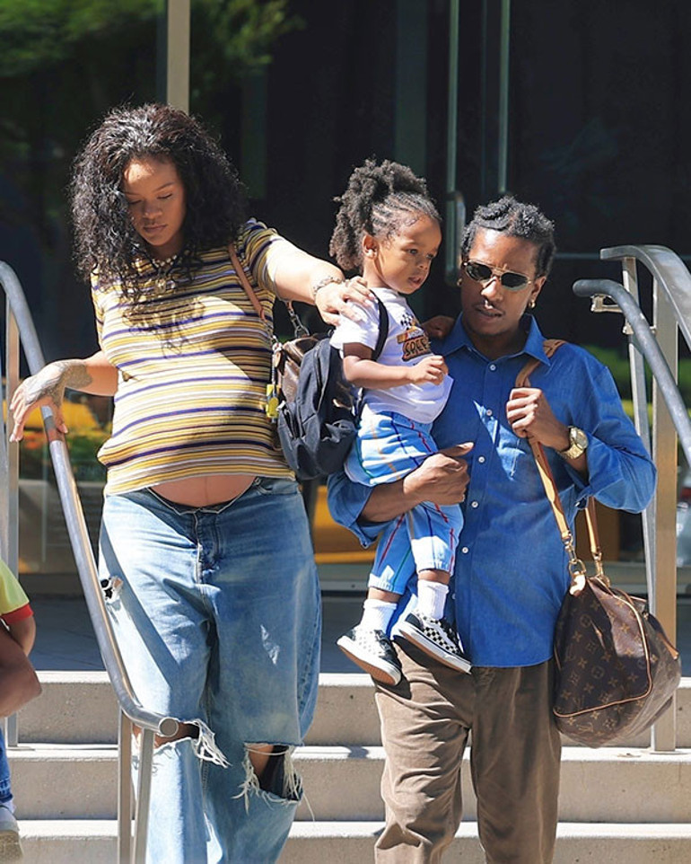 ‘Lütfen bu sefer kız olsun’ diye dua ediyordu… Ünlü şarkıcı üçüncü çocuğunu kucağına aldı