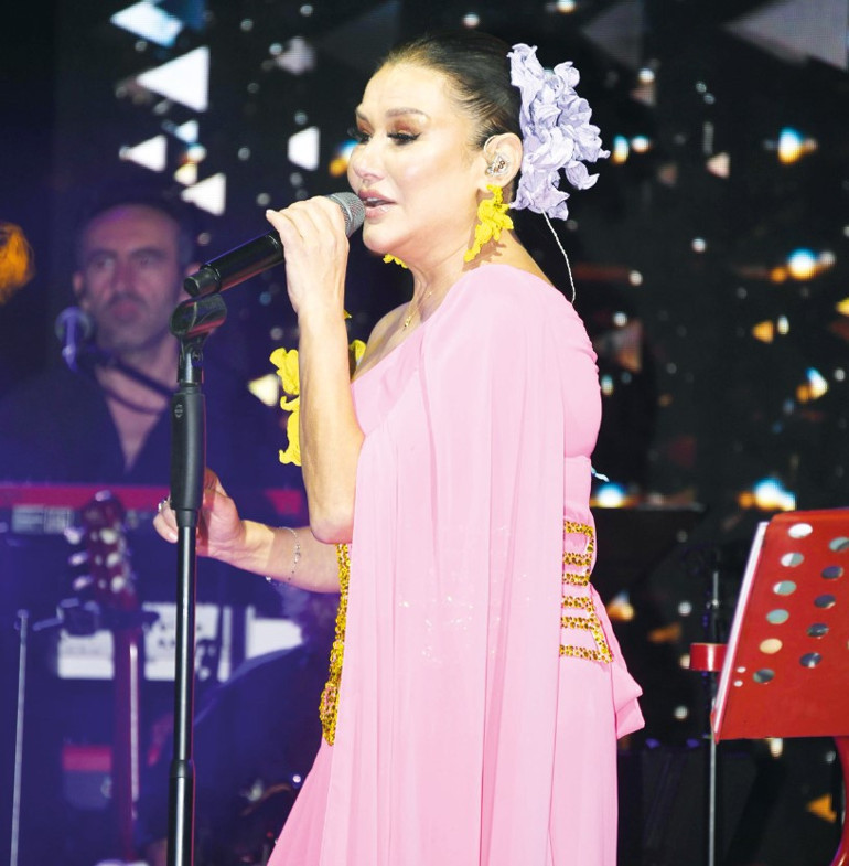 Çırağanda görkemli düğün... Ünlüler akın etti