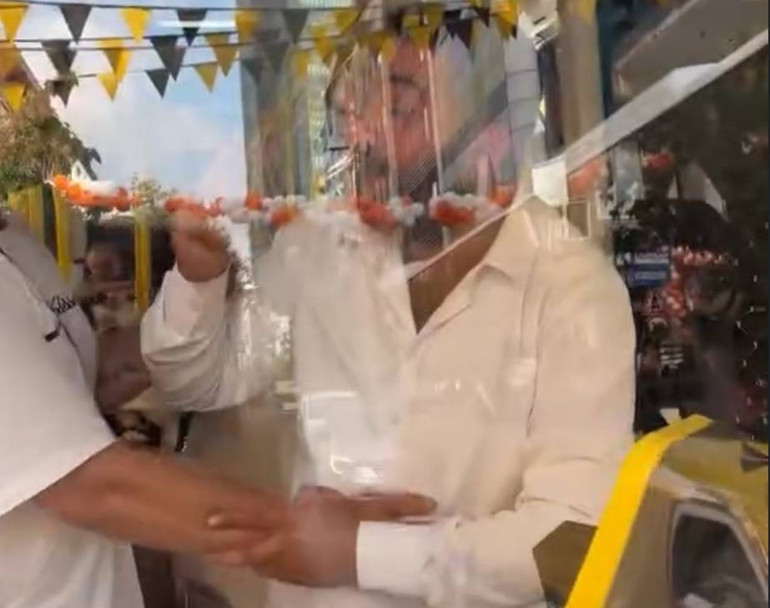 İETT otobüsünde karekod kavgası | Yolcu ile şoför birbirine girdi, küçük kız gözyaşlarına boğuldu