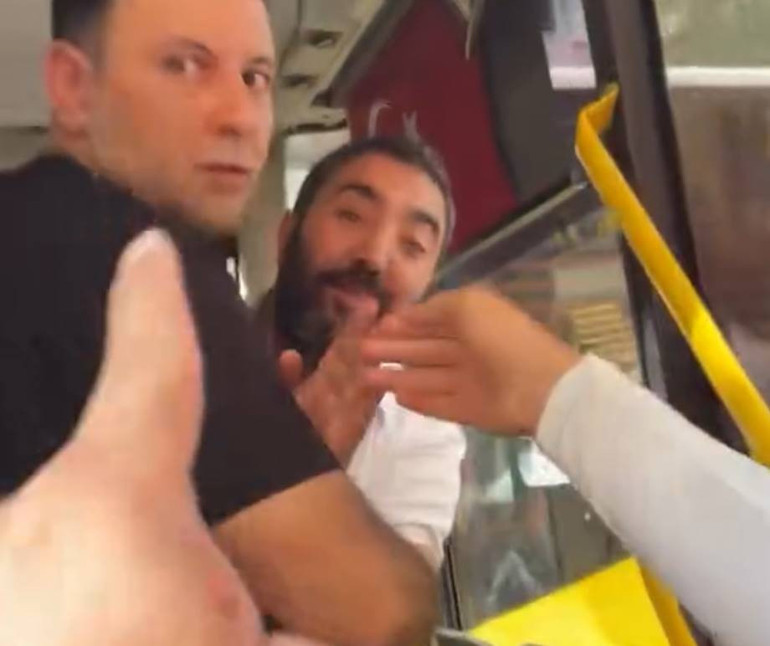 İETT otobüsünde karekod kavgası | Yolcu ile şoför birbirine girdi, küçük kız gözyaşlarına boğuldu