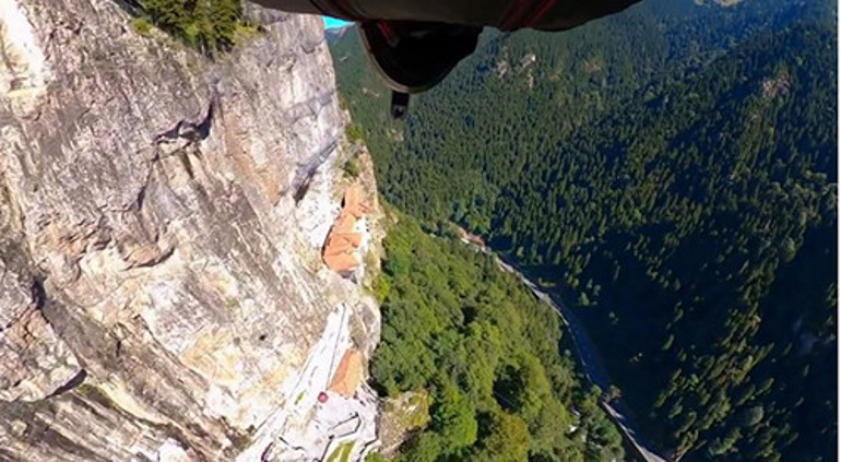 Wingsuit pilotunun Sümela semalarında süzülüşü