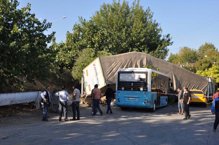 Köprüden düşen TIR ve çevresindeki hasar