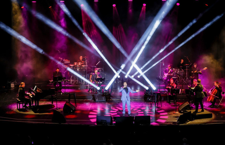 Harbiyede 5 bin kişiye 5 dilde şarkı söyledi