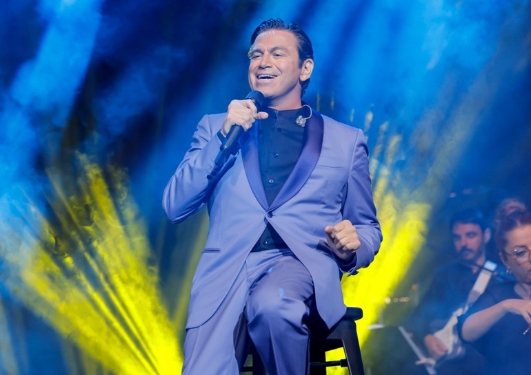 Harbiyede 5 bin kişiye 5 dilde şarkı söyledi