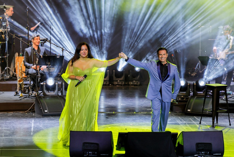 Harbiyede 5 bin kişiye 5 dilde şarkı söyledi