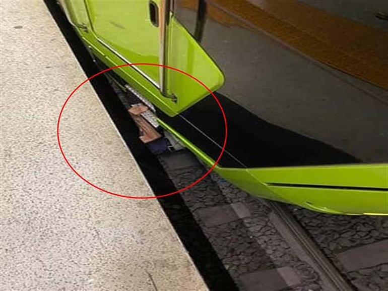 Metro istasyonunda kurtarma anı