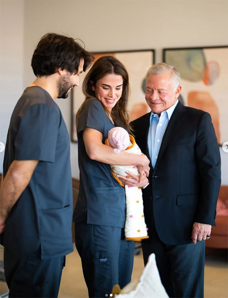 Küçük torunuyla sürpriz yaptı... Maşallah ikizine de