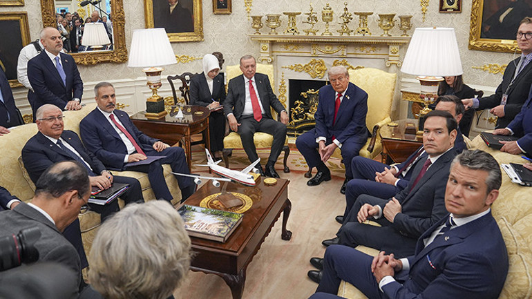 Trump ve Erdoğan görüşmesi dünya basınına damga vurdu: F-35ler ve savunma anlaşmaları masadaydı Dikkat çeken rozet detayı