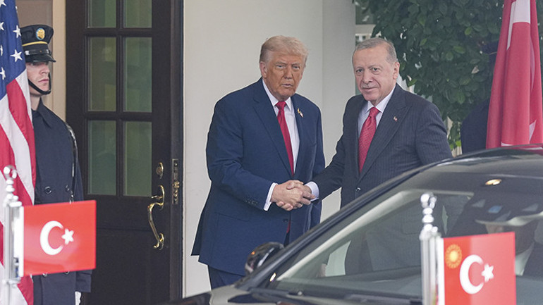 Trump ve Erdoğan görüşmesi dünya basınına damga vurdu: F-35ler ve savunma anlaşmaları masadaydı Dikkat çeken rozet detayı