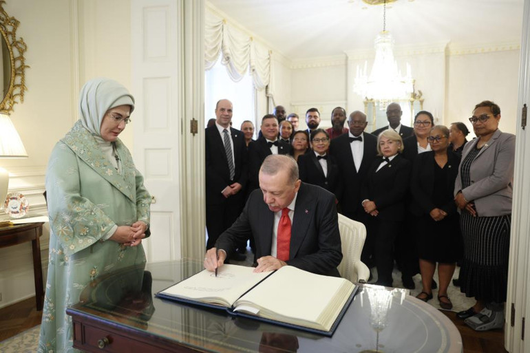 Erdoğan ve Emine Erdoğan Blair House çalışanlarıyla hatıra fotoğrafı