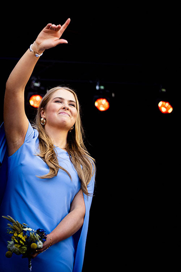 Kilosunu kıyafetlerinin altına saklıyordu... Sararıp soldu ama sonunda miniyi de giydi