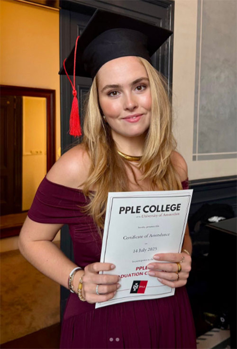 Kilosunu kıyafetlerinin altına saklıyordu... Sararıp soldu ama sonunda miniyi de giydi