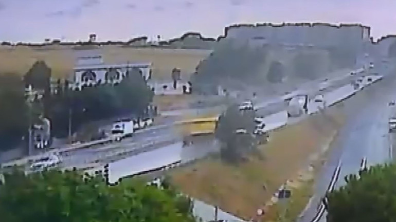 Kurtarma ekipleri devrilen kamyondan sıkışan sürücüyü çıkarıyor