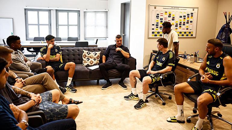 Fenerbahçe Başkanı Sadettin Saran, futbol takımıyla bir araya geldi