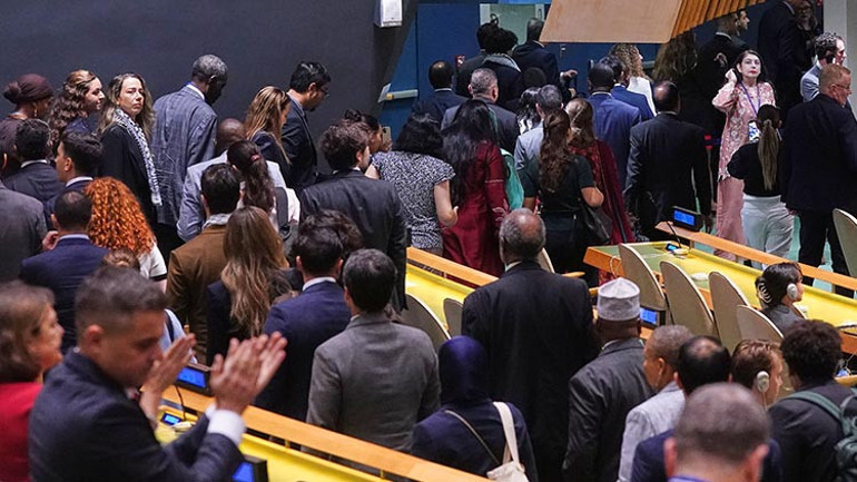 İsrail Başbakanı Netanyahu kürsüye geldi: BM salonunu terk ettiler