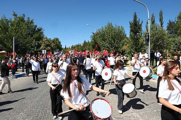 Milli Eğitim Bakanı konuşma yaparken