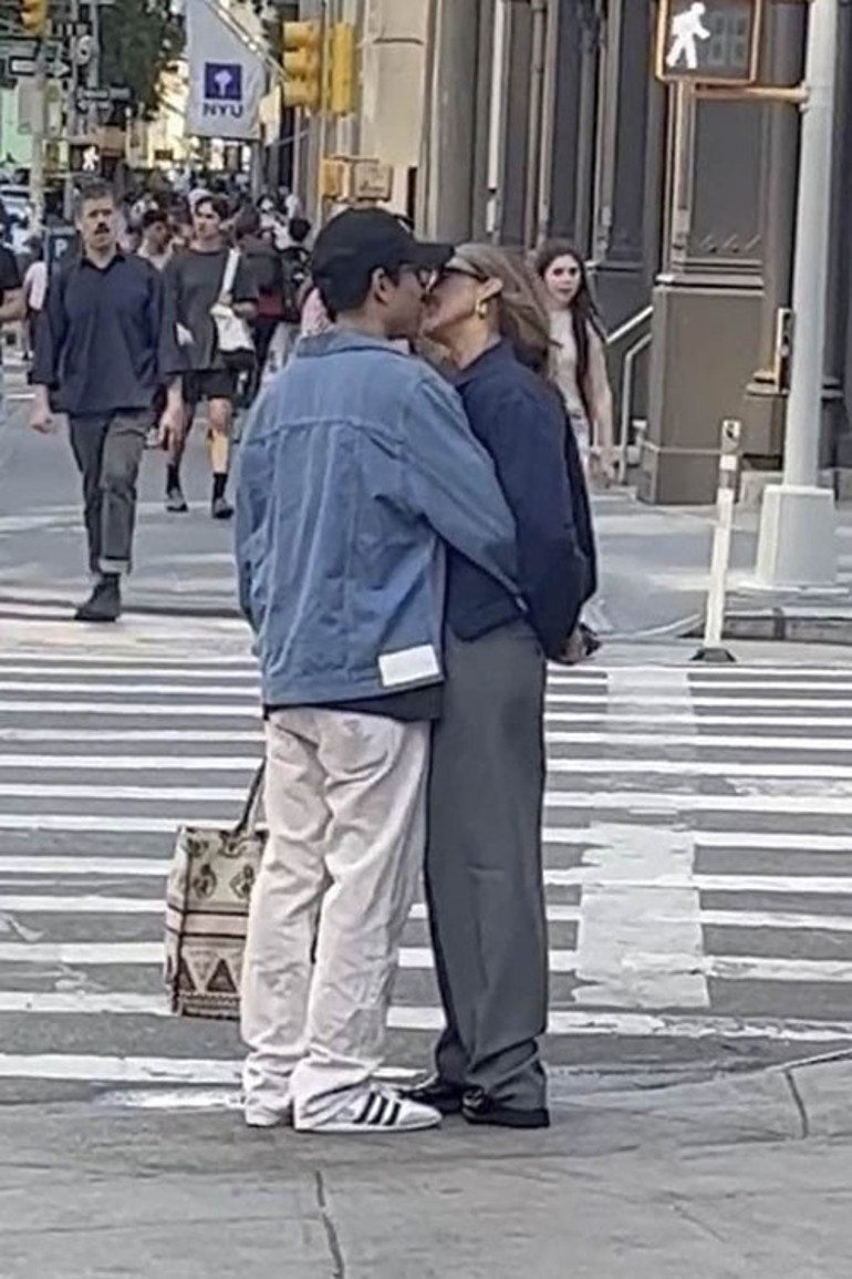 Aşkı özledim diye evliliği bitirdi... Madem eski kocanı bu kadar kıskanacaktın, niye boşadın