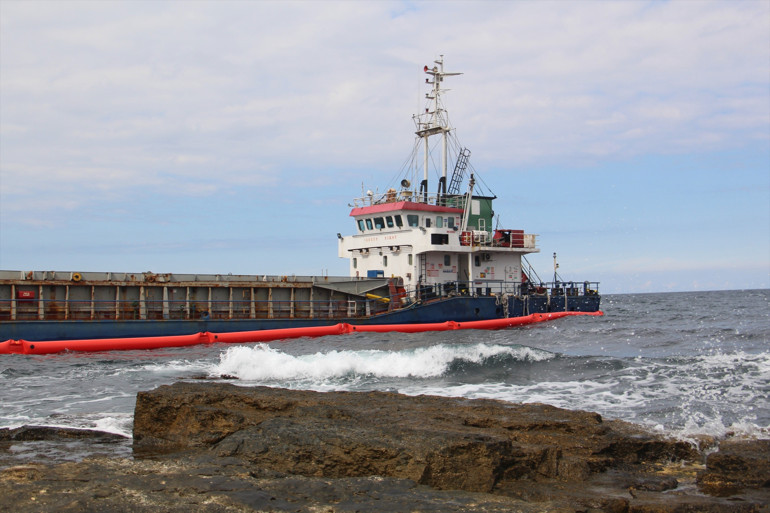 Karaya oturan gemi kurtarılmayı bekliyor Yakıt transferi bir an önce yapılmalı uyarısı