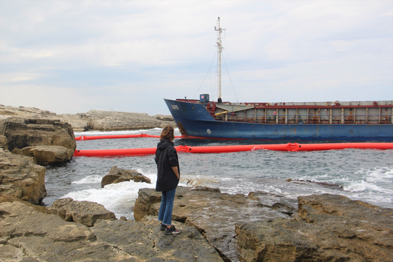 Karaya oturan gemi kurtarılmayı bekliyor Yakıt transferi bir an önce yapılmalı uyarısı