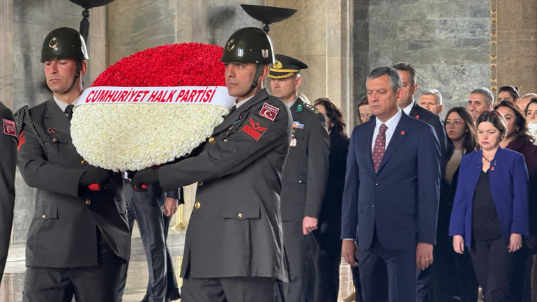 CHP lideri Özel, yeni PM ve YDK üyeleriyle Anıtkabiri ziyaret etti