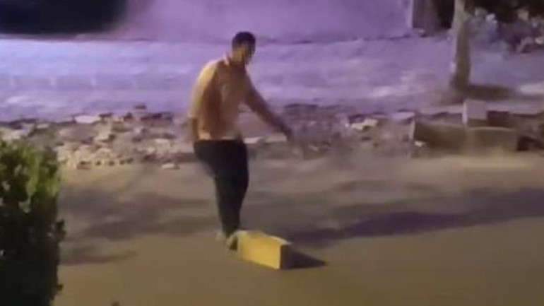  Otostop çektiği araçlar durmayınca bakın ne yaptı