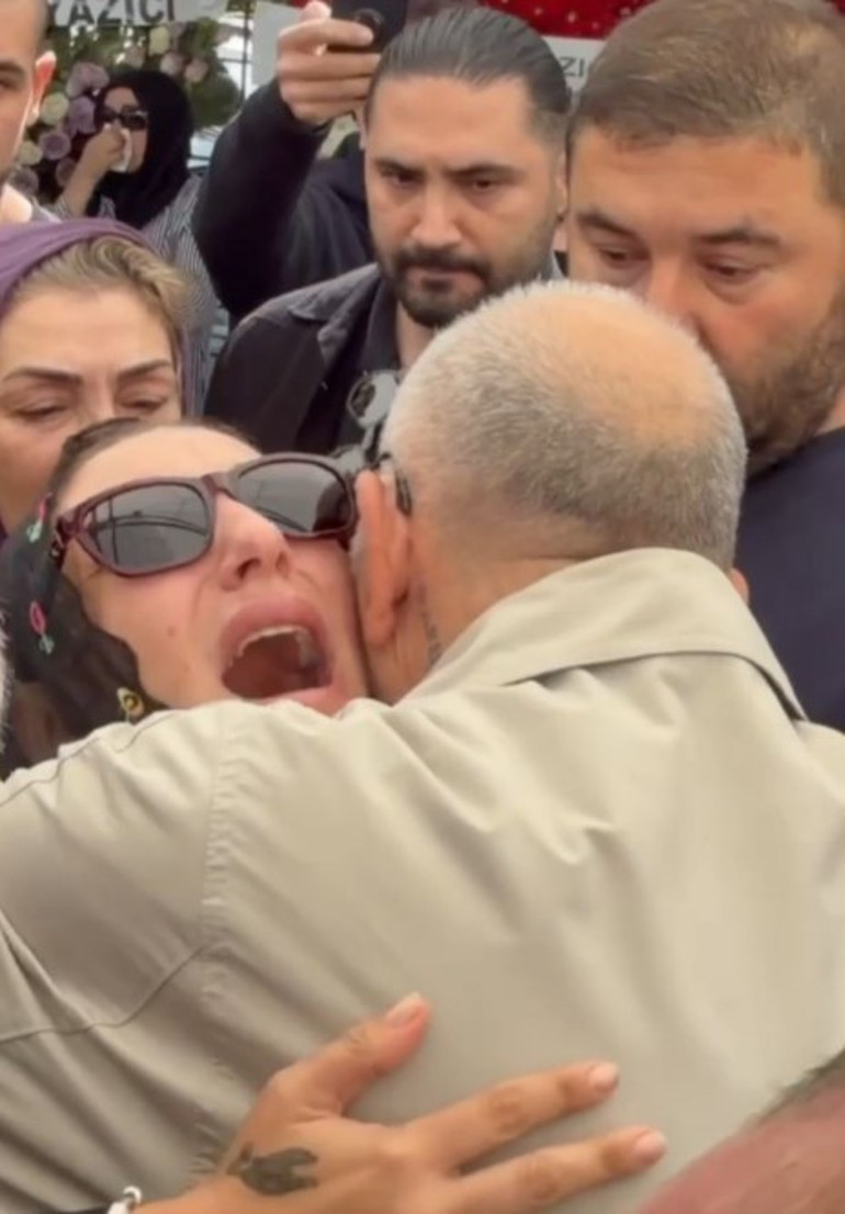  Annem gitti baba... Güllü son yolculuğuna uğurlanıyor