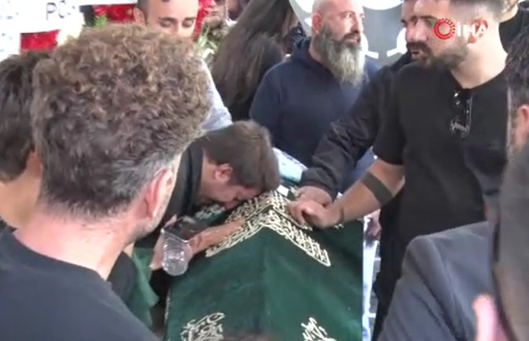 Kızının feryadı yürekleri dağladı: Annem gitti baba... Güllü son yolculuğuna uğurlandı