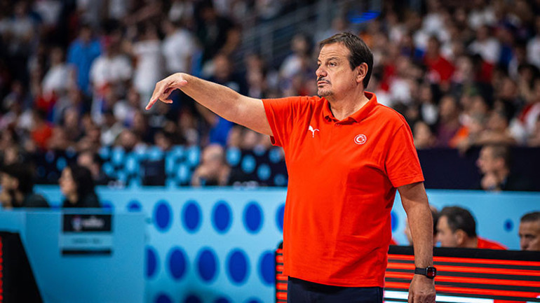 Ergin Ataman değerlendirme yapıyor