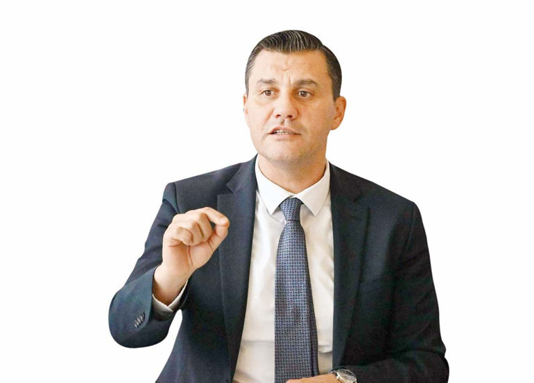 Evdeki havuz ve enerji odası incelemesi