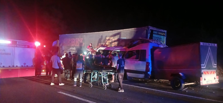 Mersinde katliam gibi kaza: 3 ölü, 16 yaralı