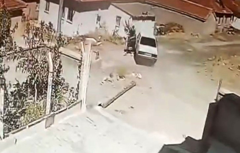 Güvenlik kamerasına yansıyan anlarda sürücü panik yaşadı