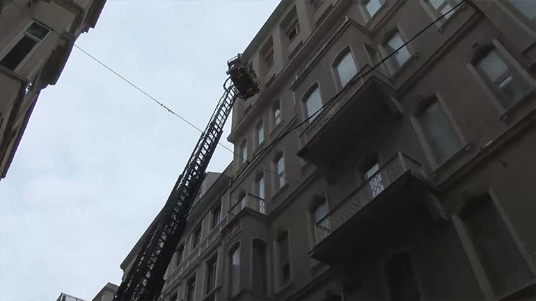 Beyoğlu otelde yangın, binadan çıkan duman