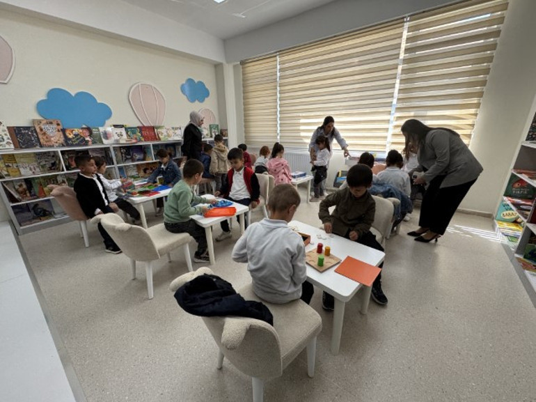 Kütüphane içerisinden çalışma alanı