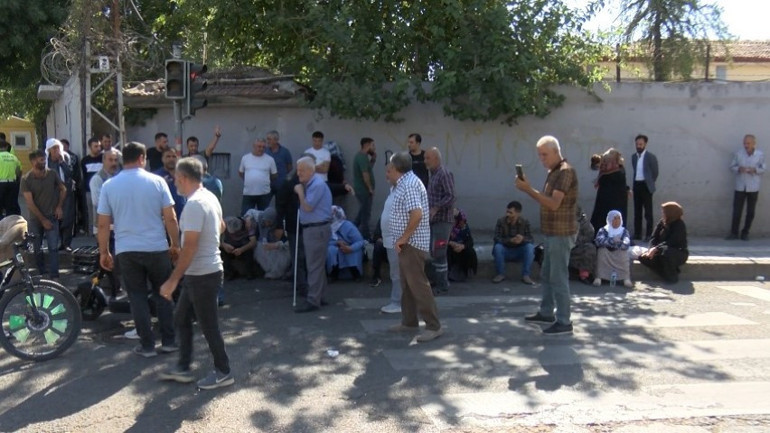 Mezarlık Caddesi'nde taşlarla kapatılan yol
