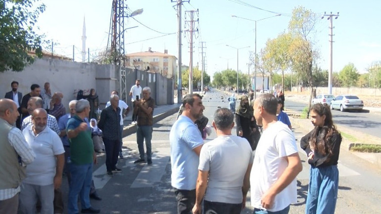 Taşlarla kapatılan cadde sonrası olay yeri