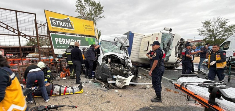 Kazazedelerin taşındığı ambulans ve kurtarma çalışmaları