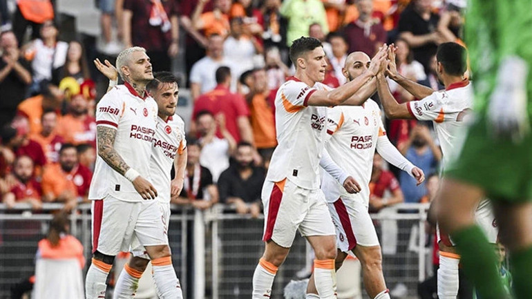 Galatasaray oyuncuları maç öncesi idmanda