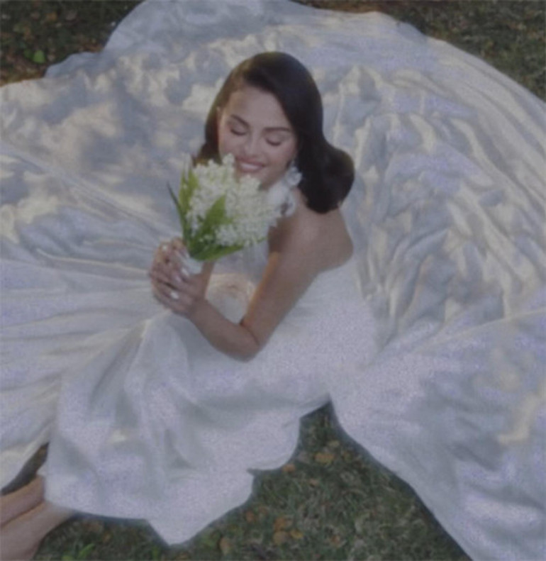 Bu gelinliği giymeyi bile ona borçlusun... Sende hiç vefa yokmuş Selena