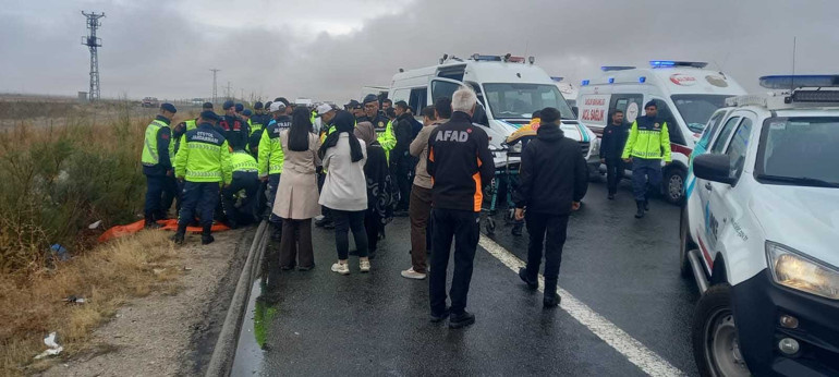 Aksarayda jandarma aracına minibüs çarptı: 2 asker şehit, 1 sivil hayatını kaybetti