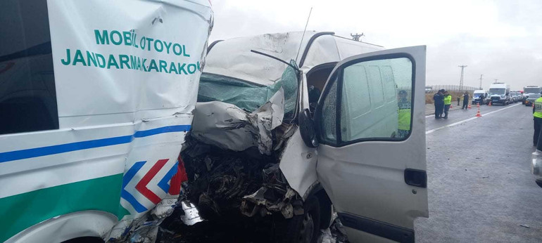 Aksarayda jandarma aracına minibüs çarptı: 2 asker şehit, 1 sivil hayatını kaybetti