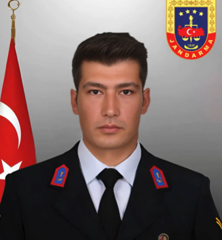 Aksarayda jandarma aracına minibüs çarptı: 2 asker şehit, 1 sivil hayatını kaybetti