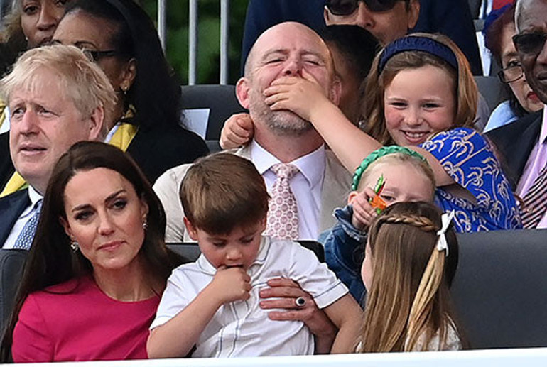 Daha o yaşında küçük kalbinde bir yara varmış Babası onun acısını böyle dindirdi