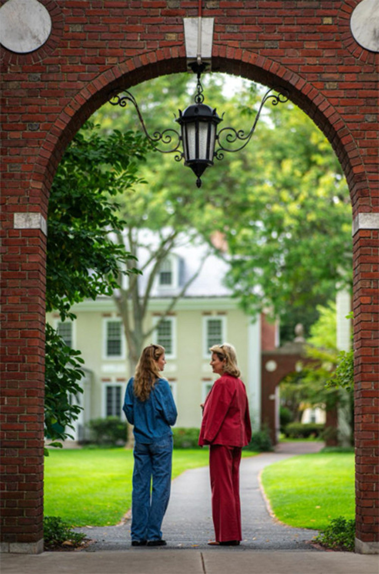 Kızının adı aşk dedikodularına karıştı... Ceketini omzuna atıp hemen onun yanına koşturdu