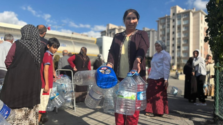 Boru hattı patladı, evlerde günlerdir su akmıyor... Belediye tankerlerle dağıtım yapıyor
