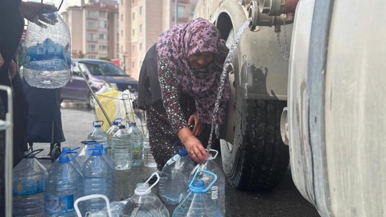 Boru hattı patladı, evlerde günlerdir su akmıyor... Belediye tankerlerle dağıtım yapıyor