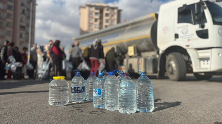 Boru hattı patladı, evlerde günlerdir su akmıyor... Belediye tankerlerle dağıtım yapıyor