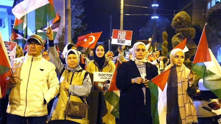 İsraile tepkiler çığ gibi, binlerce insan meydanlara indi