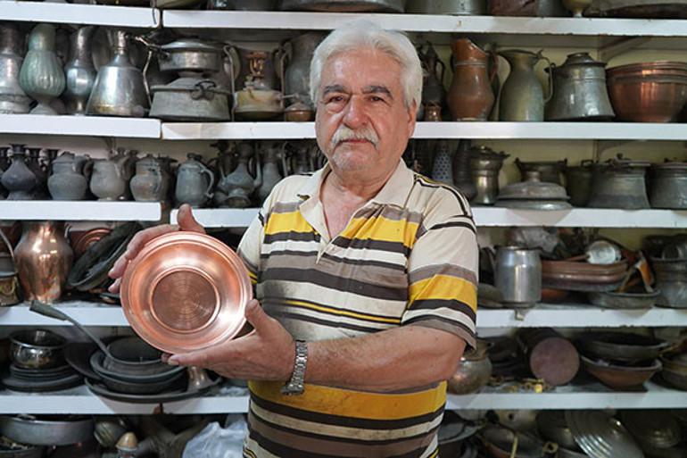 Atölyede bakır eşyalar ve işlenmiş ürünler