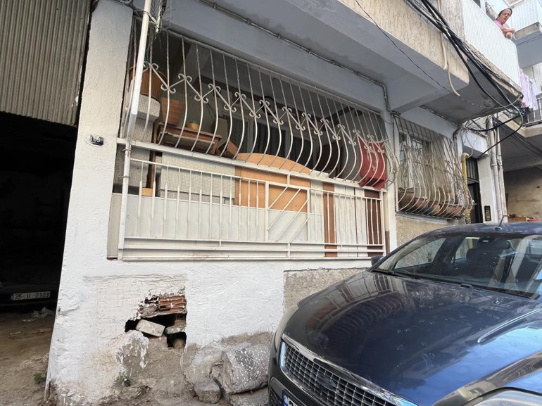 Kokudan etkilenen apartman iç alanı
